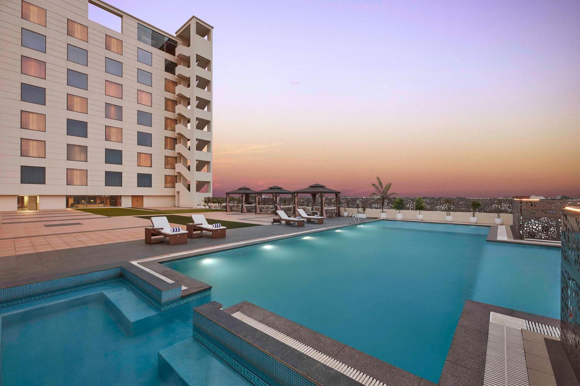 Doubletree By Hilton ורנאסי מראה חיצוני תמונה